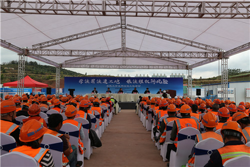 保护农民工 学法防风险—省农民工学法用法进工地活动在云南财经大学安宁校区项目举办