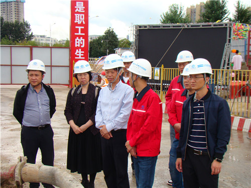 陈定华一行到曲靖片区进行双节慰问