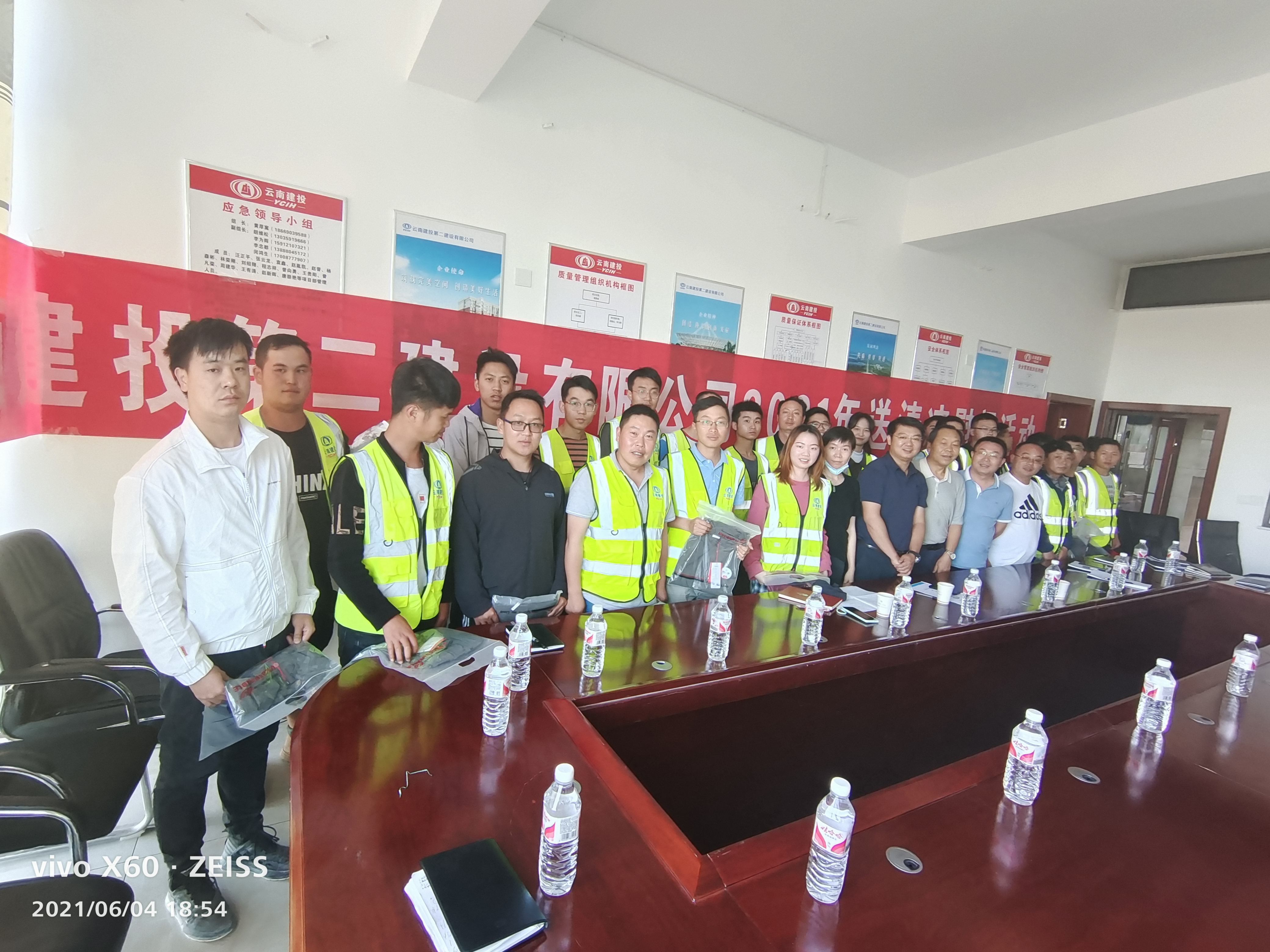 【我为群众办实事】万向遵一行到路桥分公司镇果高速六分部慰问