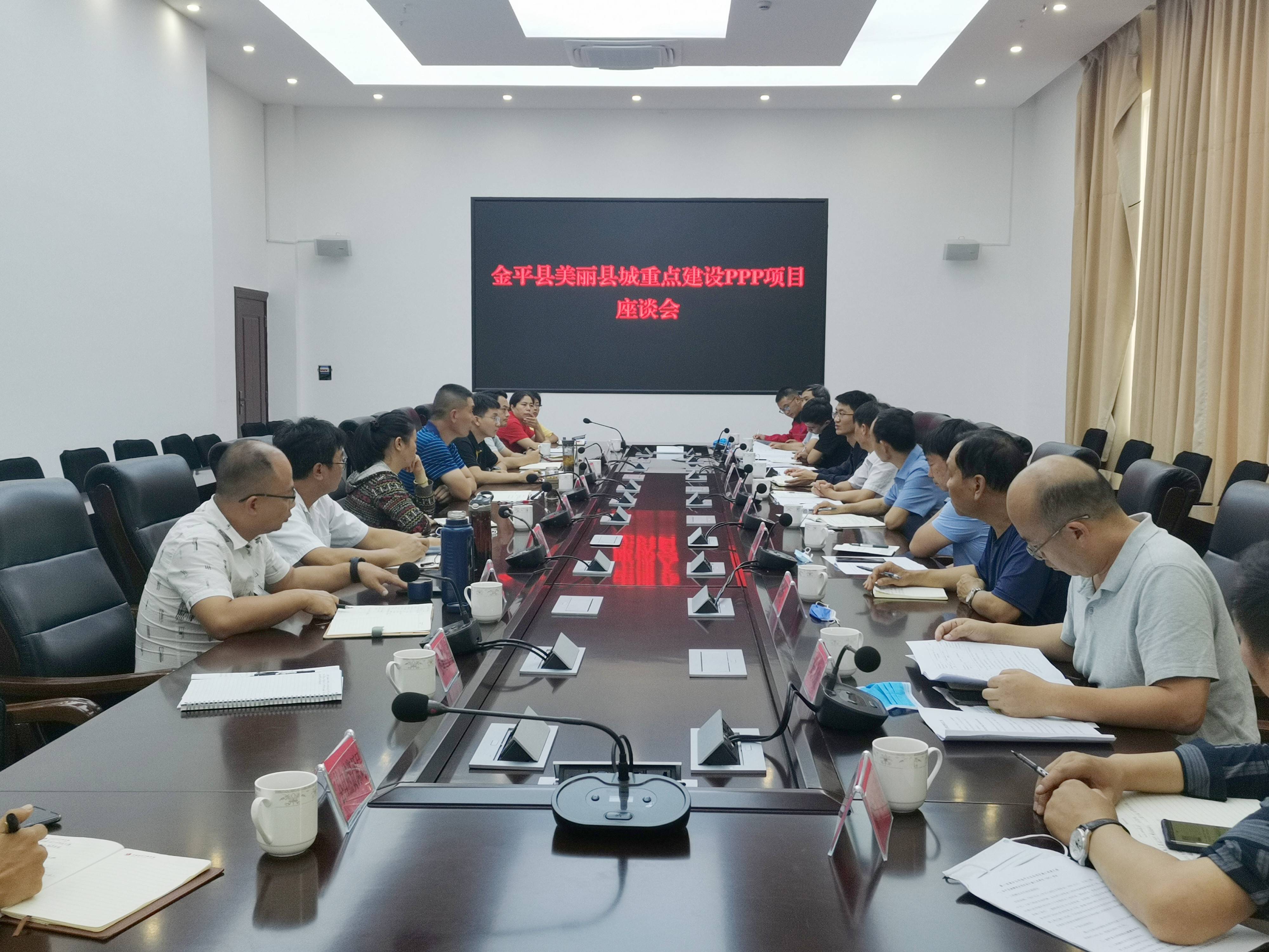 【我为群众办实事】陈定华赴金平县就金平县在建项目开展座谈会