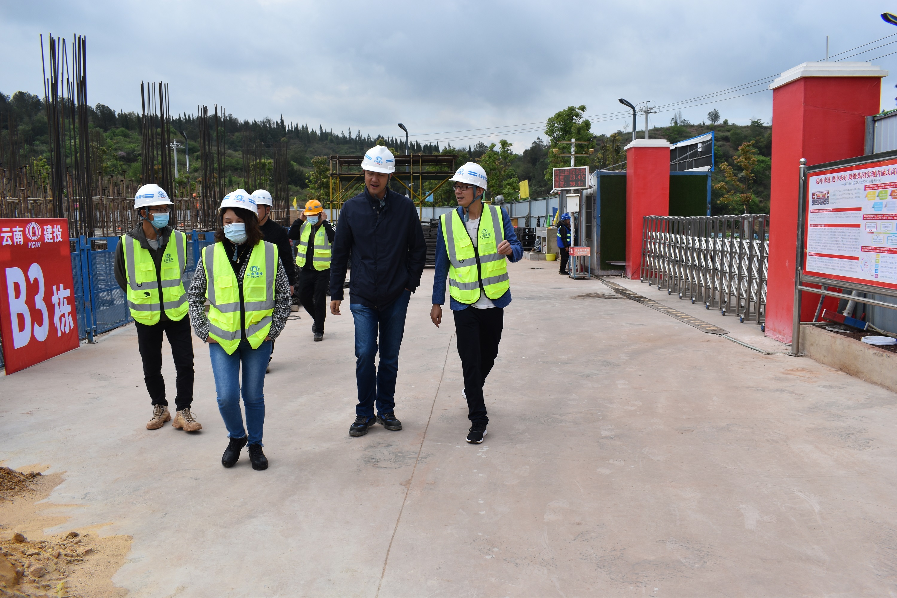 【贯彻一线工作法】公司领导到第十一直管部安宁财经大学新四栋调研检查