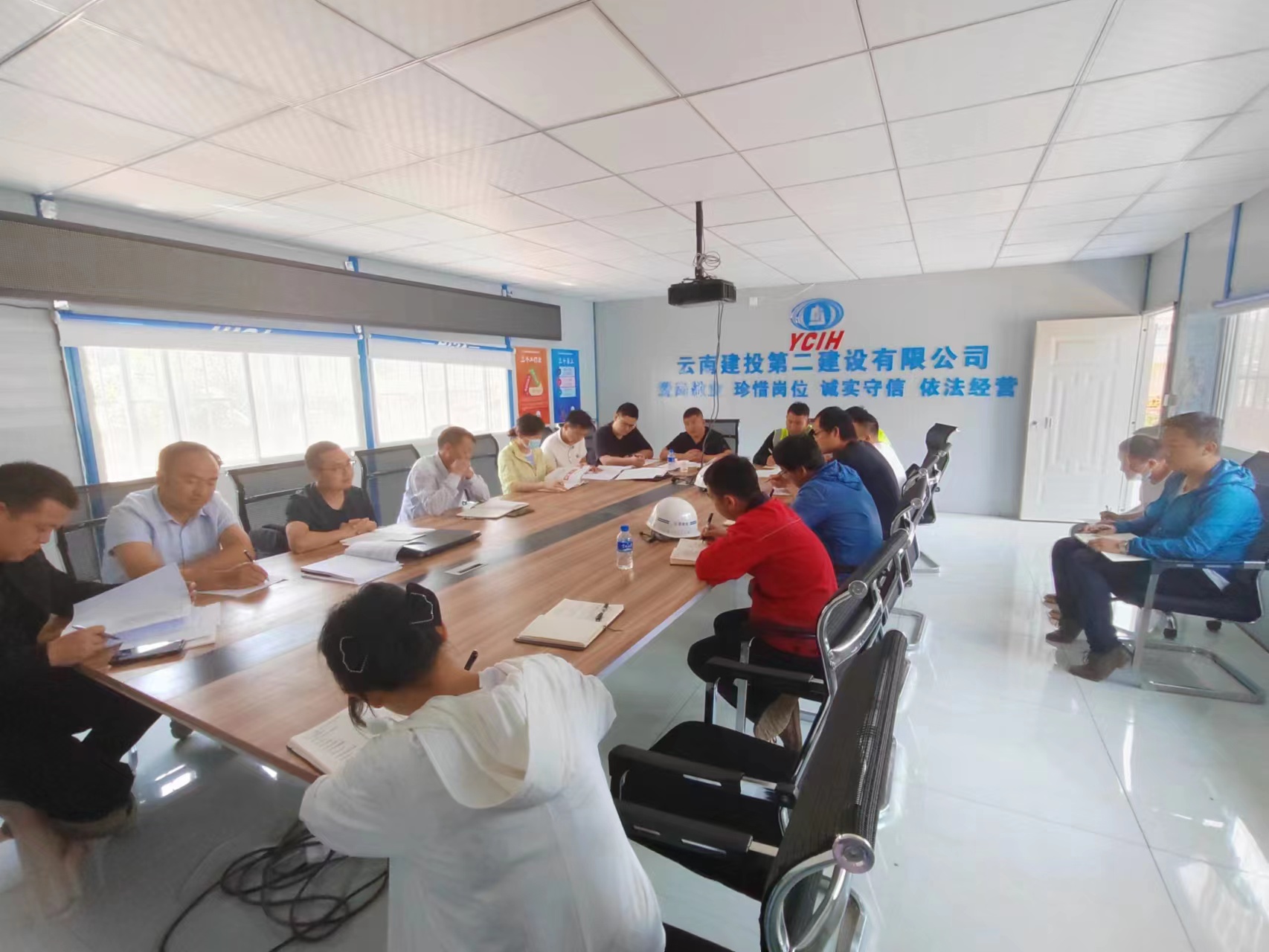 【贯彻一线工作法】陈定华一行到官渡区291号路项目开展“五一”期间领导带班检查工作