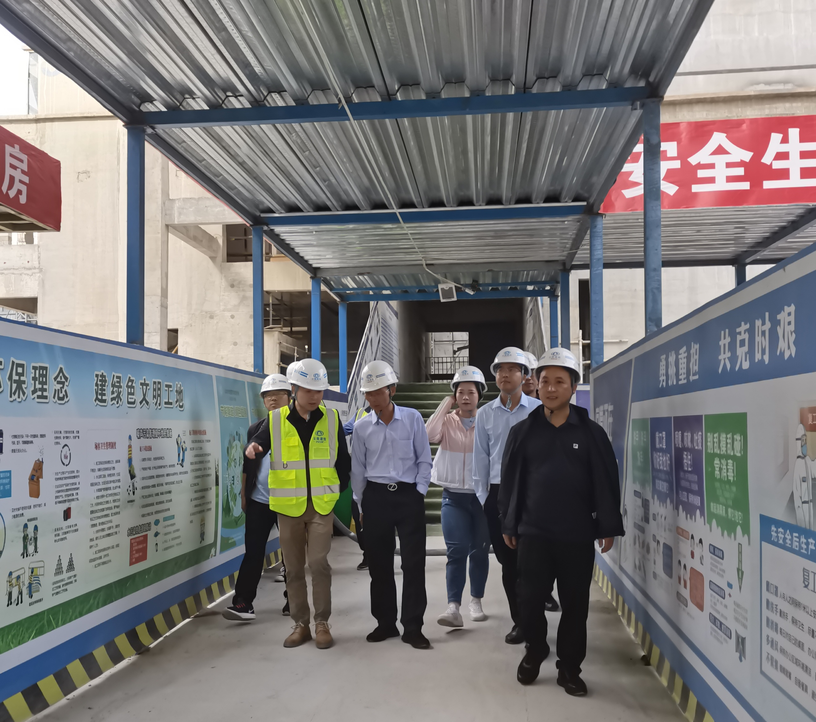 【贯彻一线工作法】公司领导带班到华润润府项目开展“五一”期间领导带班检查工作