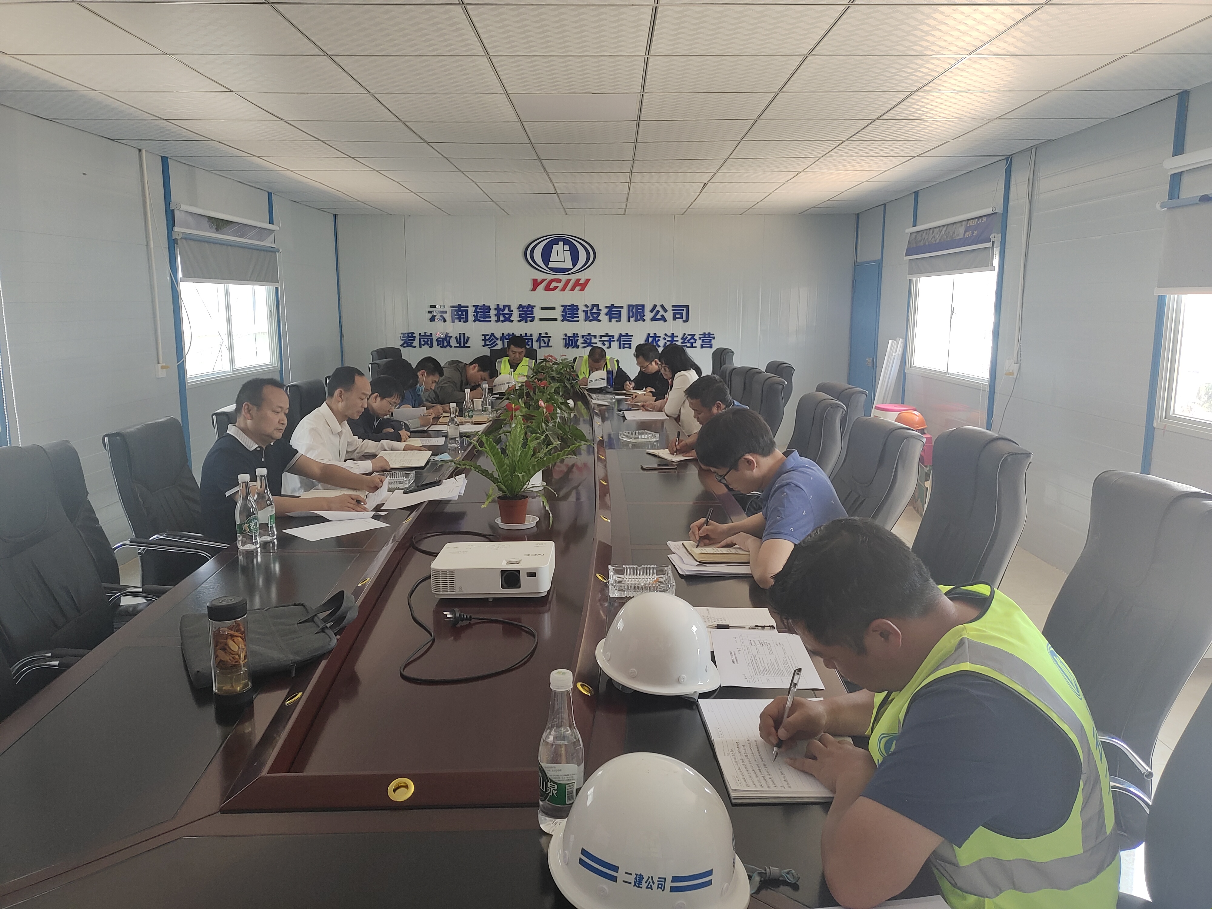 【贯彻一线工作法】董学友到盘龙区龙江片区配建小学建设项目开展“五一”期间领导带班检查工作