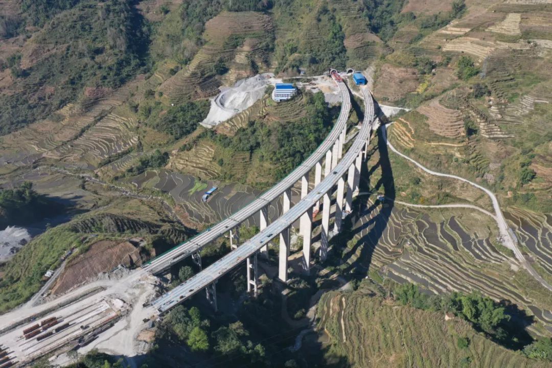 【决战四季度】元绿高速过者洛巴河大桥T梁架设完成