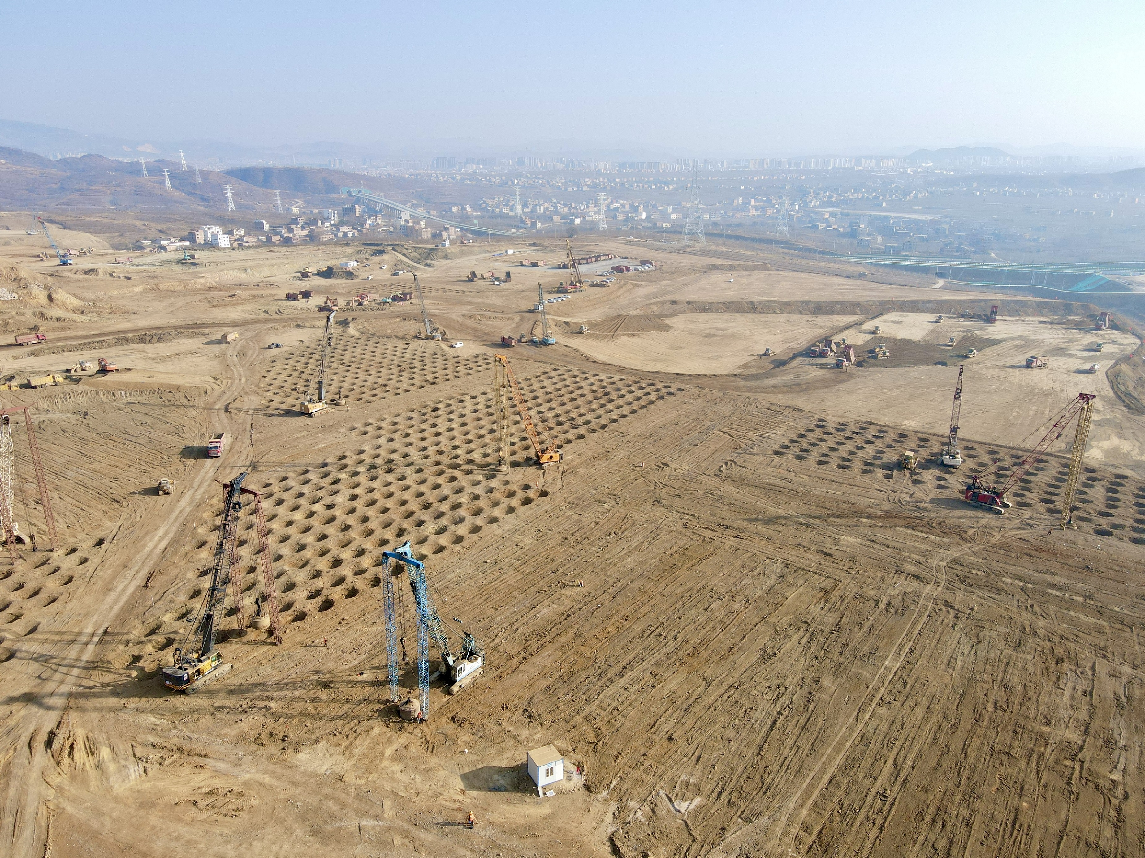 大干快上！云南昭通光伏高透基材项目土石方及强夯工程69天完成超300万立方米土石方、30万平方米强夯