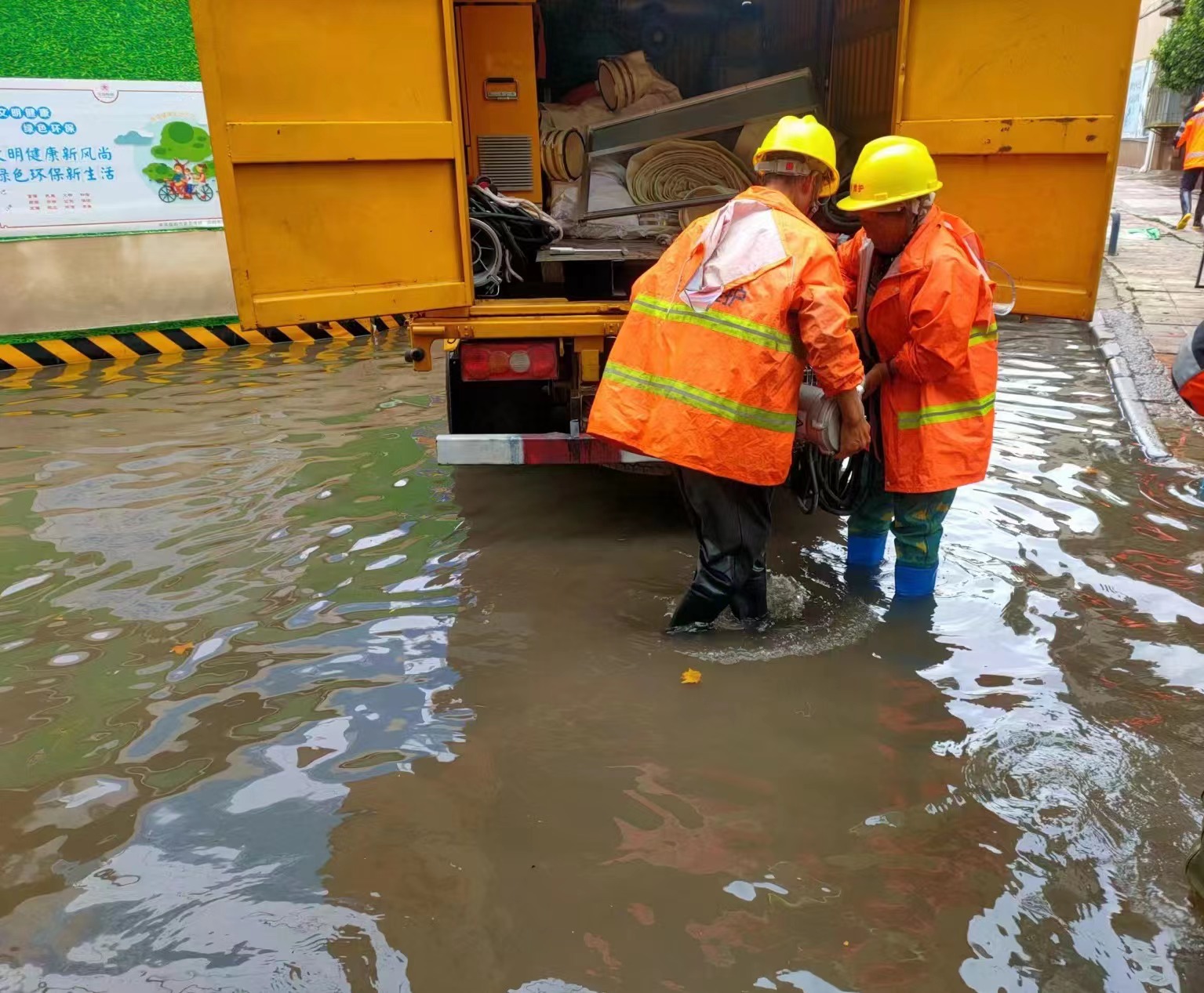 【一线资讯】西山区公共排水管渠维护作业项目启动强降雨天气紧急救援作业