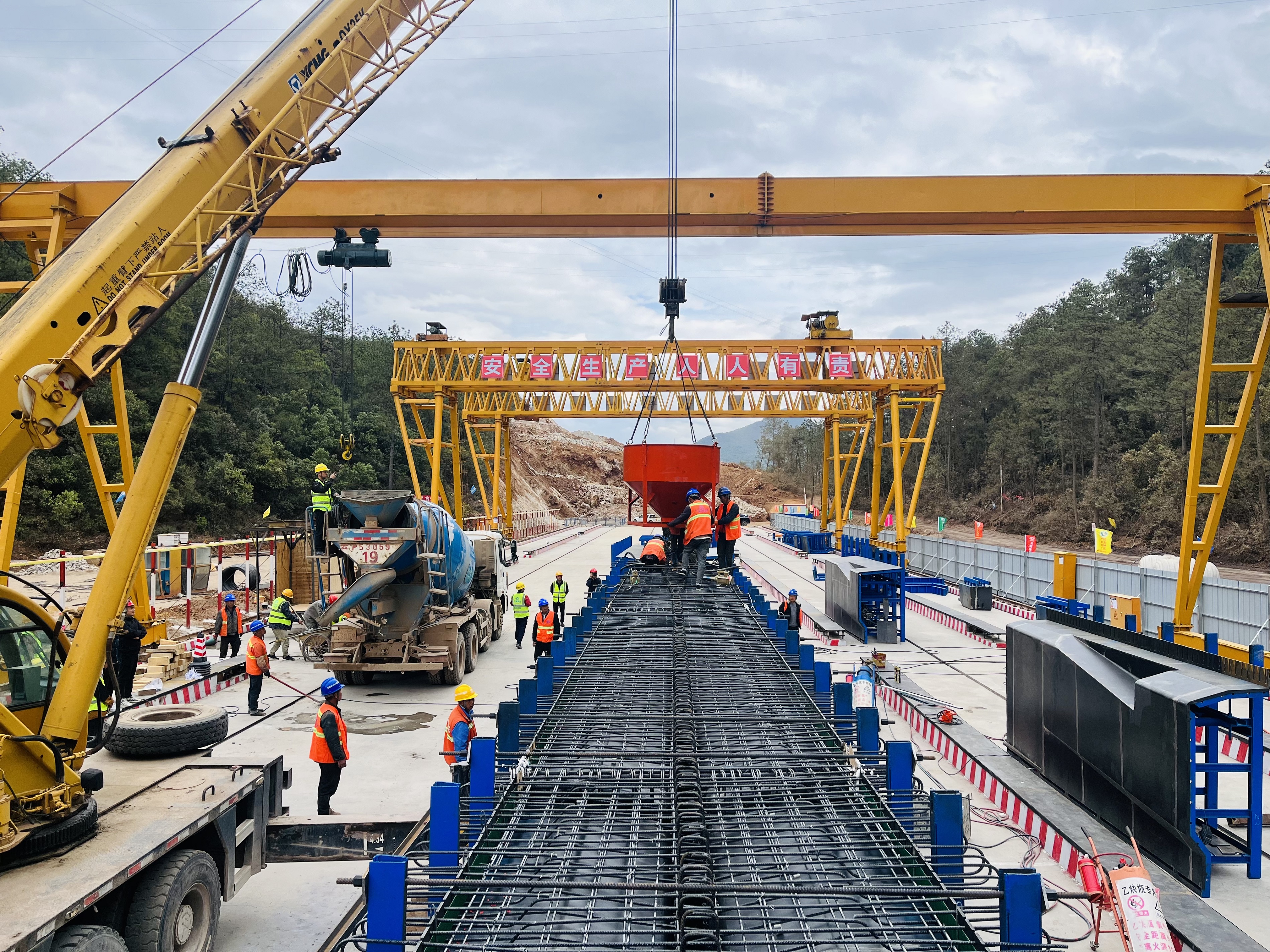 【抢抓黄金期 奋战100天】古宁高速三分部首片T梁（试验梁）顺利浇筑完成