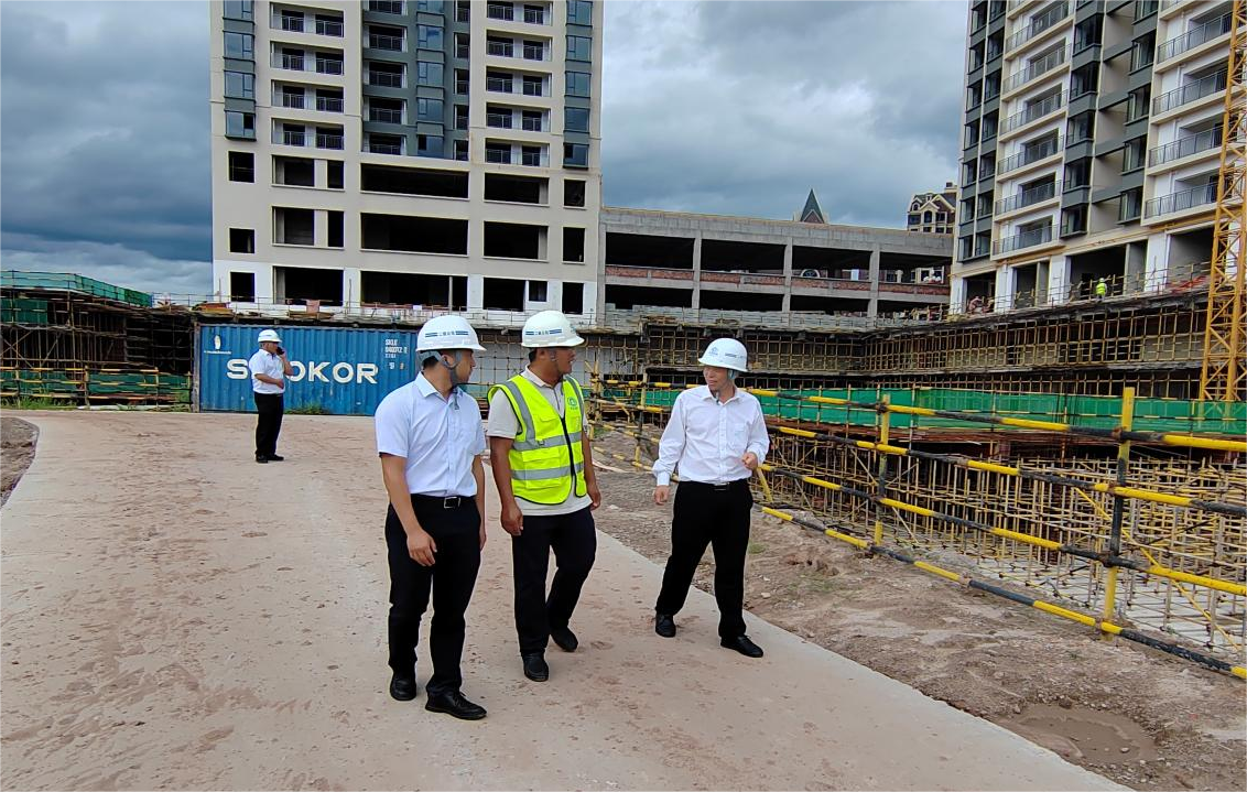 【公司要闻】陈定华到楚雄新航鸿雅房地产开发建设项目（3#、5#、6#）调研