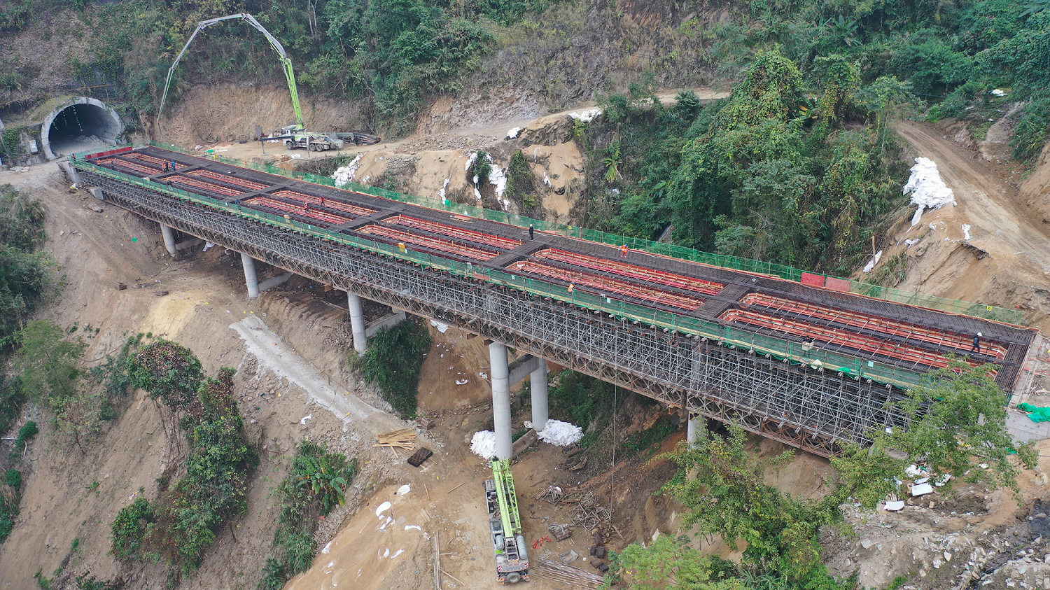 【项目动态】元绿高速土建五分部红莫3号大桥左幅现浇箱梁第一次混凝土顺利浇筑
