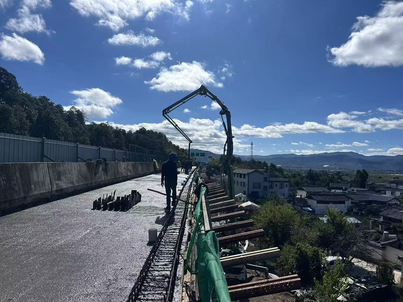 【奋战80天 决胜全年度】古宁高速土建三分部项目安中村大桥现浇梁浇筑顺利完成